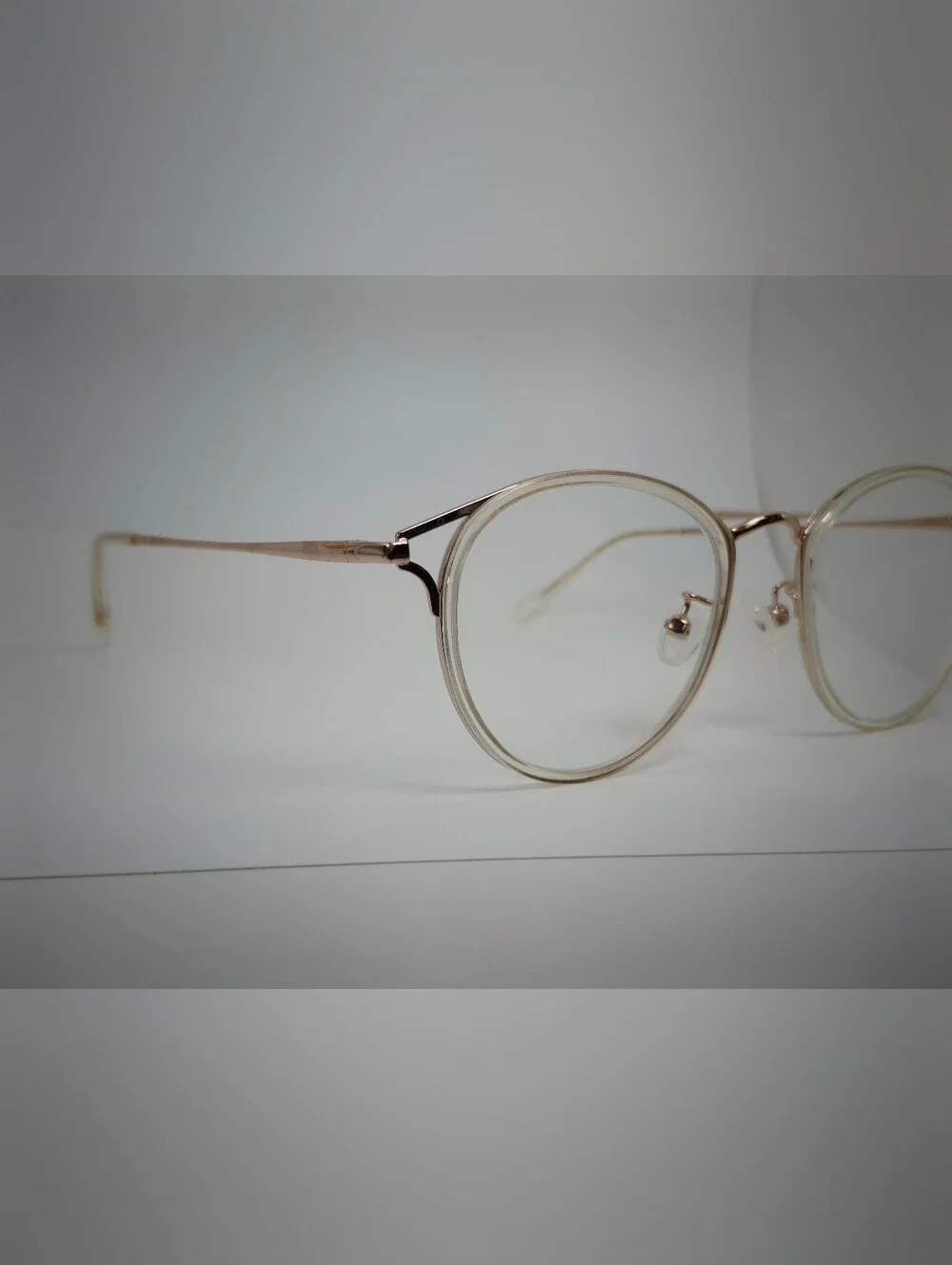 Dazzle. Round Metal Frame Glasses in Gold Tone.